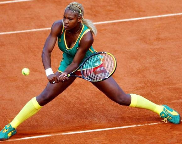 Al Roland Garros 2002 Serena si veste da calciatrice del Camerun. Ap